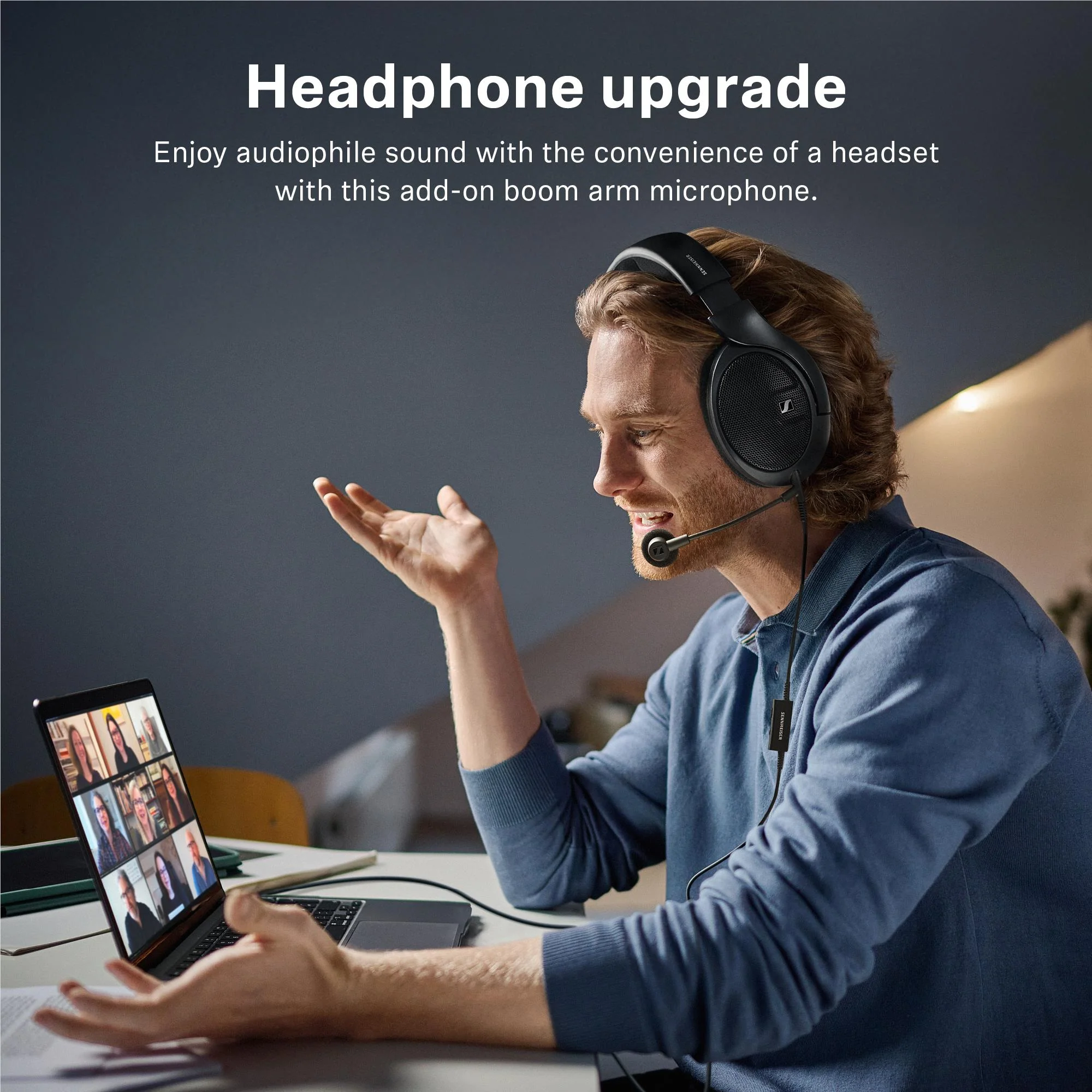 Homme portant un casque et un microphone lors d'un appel vidéo de groupe.