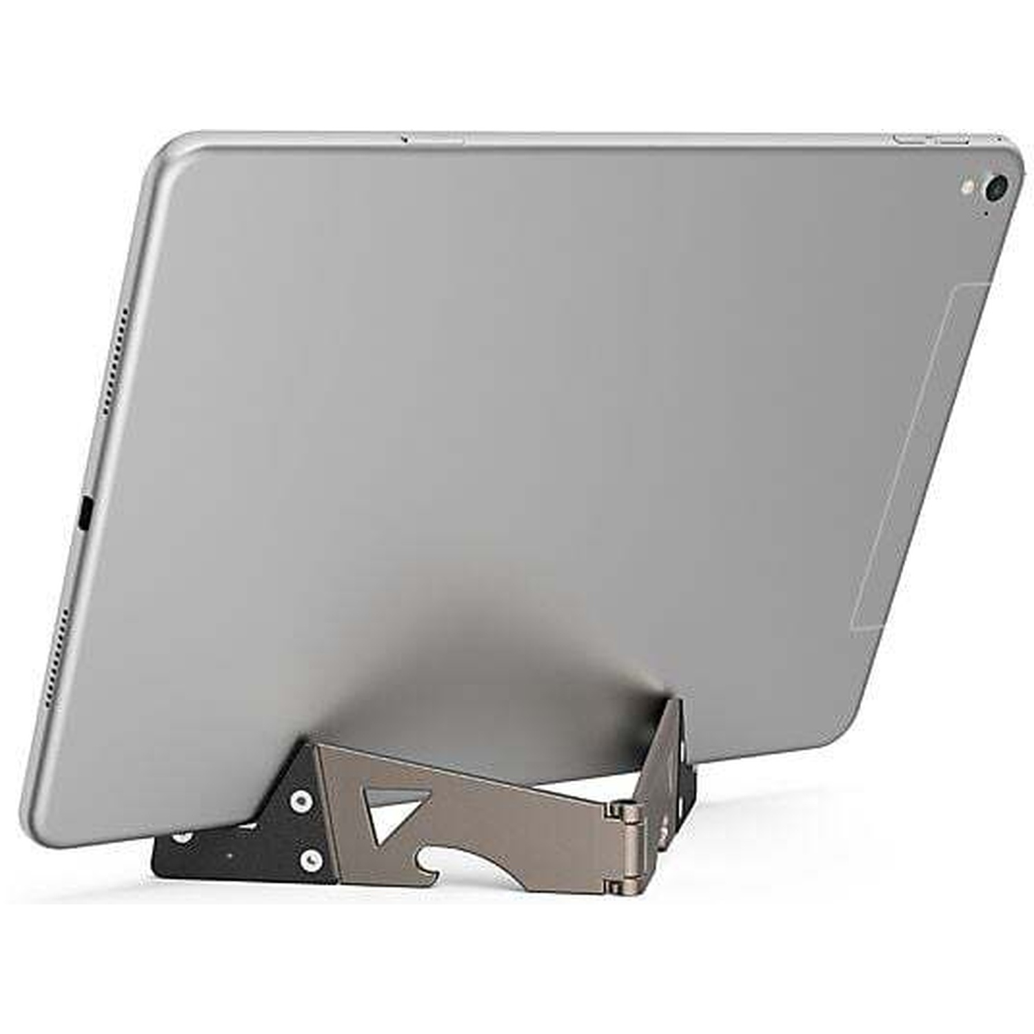 Une tablette grise repose sur un support métallique sur fond blanc.