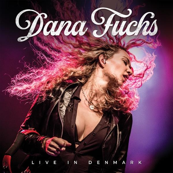 Dana Fuchs live in Dänemark. Frau mit langen, lockigen Haaren und Lederjacke.