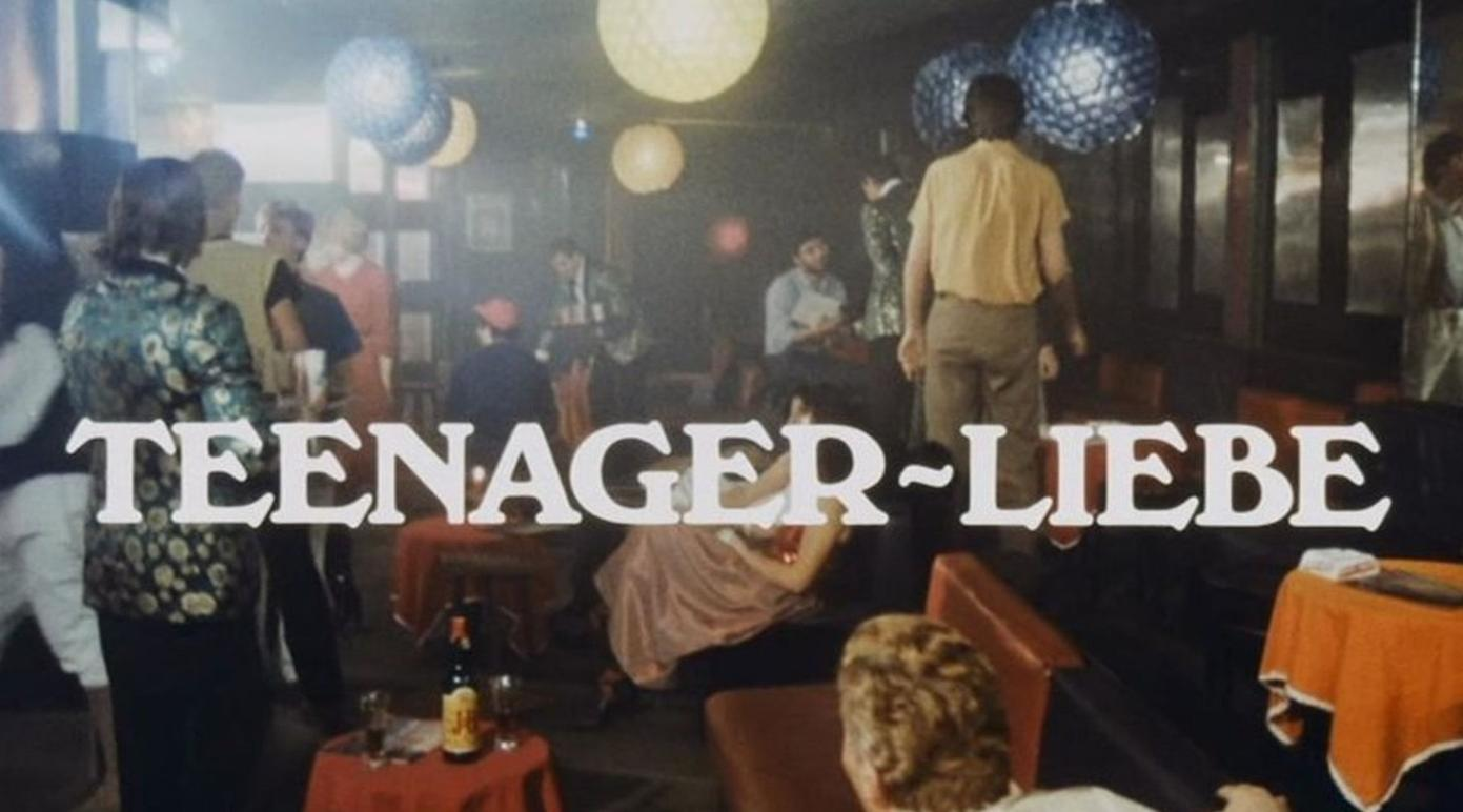 Teenager-Liebe: Menschen in einem Nachtclub mit Diskokugeln und Lichtern.