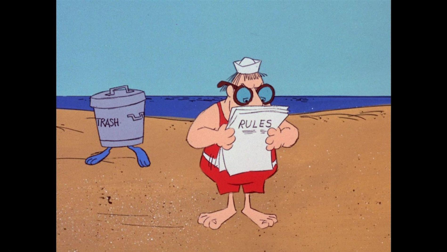 Ein Mann im Badeanzug liest Regeln am Strand, während eine Mülltonne mit Füßen daneben steht.