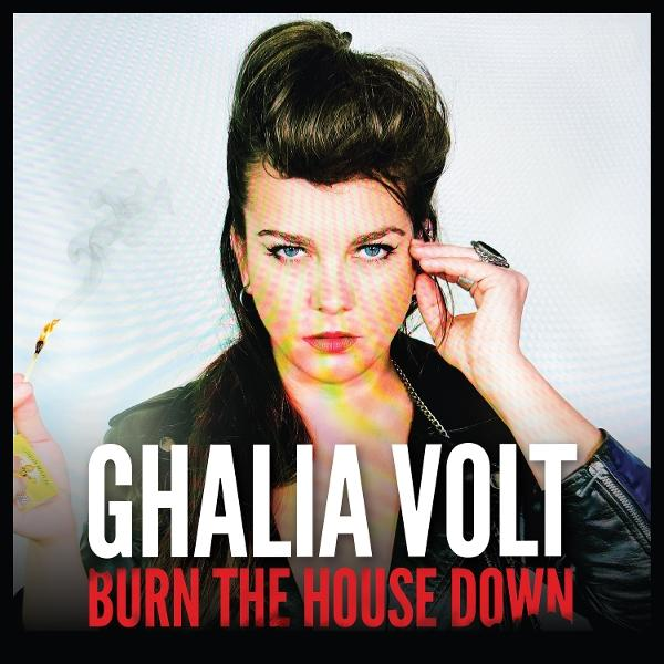 Frau mit strengem Blick hält brennende Zigarette. Text: Ghalia Volt Burn the House Down.