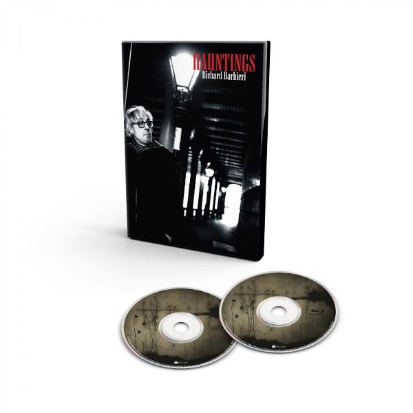 Richard Barbieri Hauntings Blu-ray mit zwei CDs. Mann mit Brille vor Laterne.