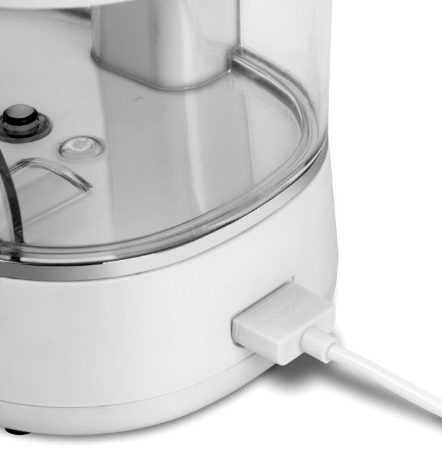 Biały kabel podłączony do białego portu w białym urządzeniu.