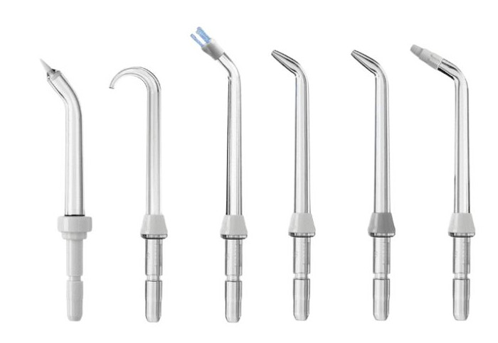 Sześć przezroczystych plastikowych końcówek do irygatora dentystycznego z szarymi złączami.