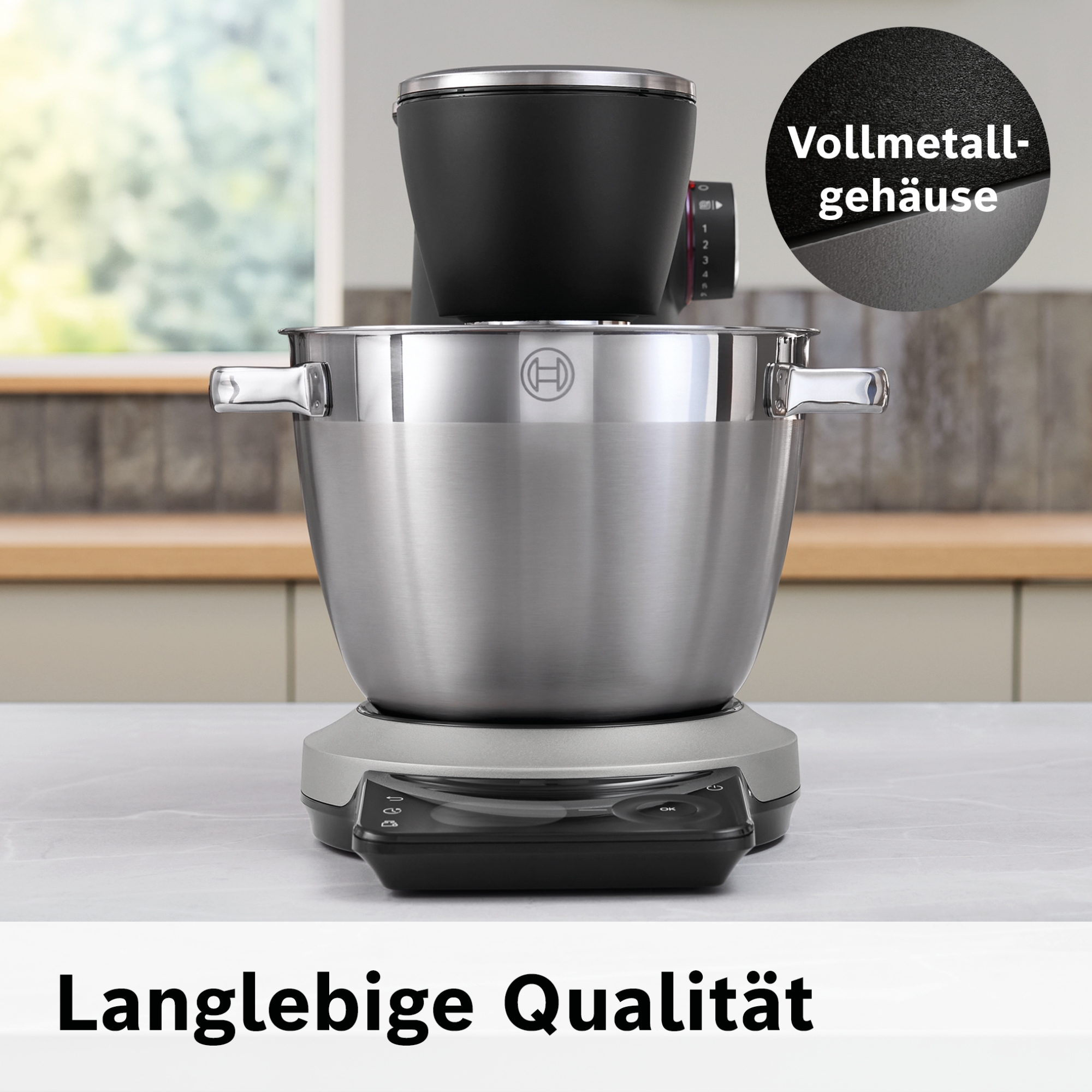 Küchenmaschine mit Edelstahlschüssel, schwarzem Gehäuse und Digitaldisplay.