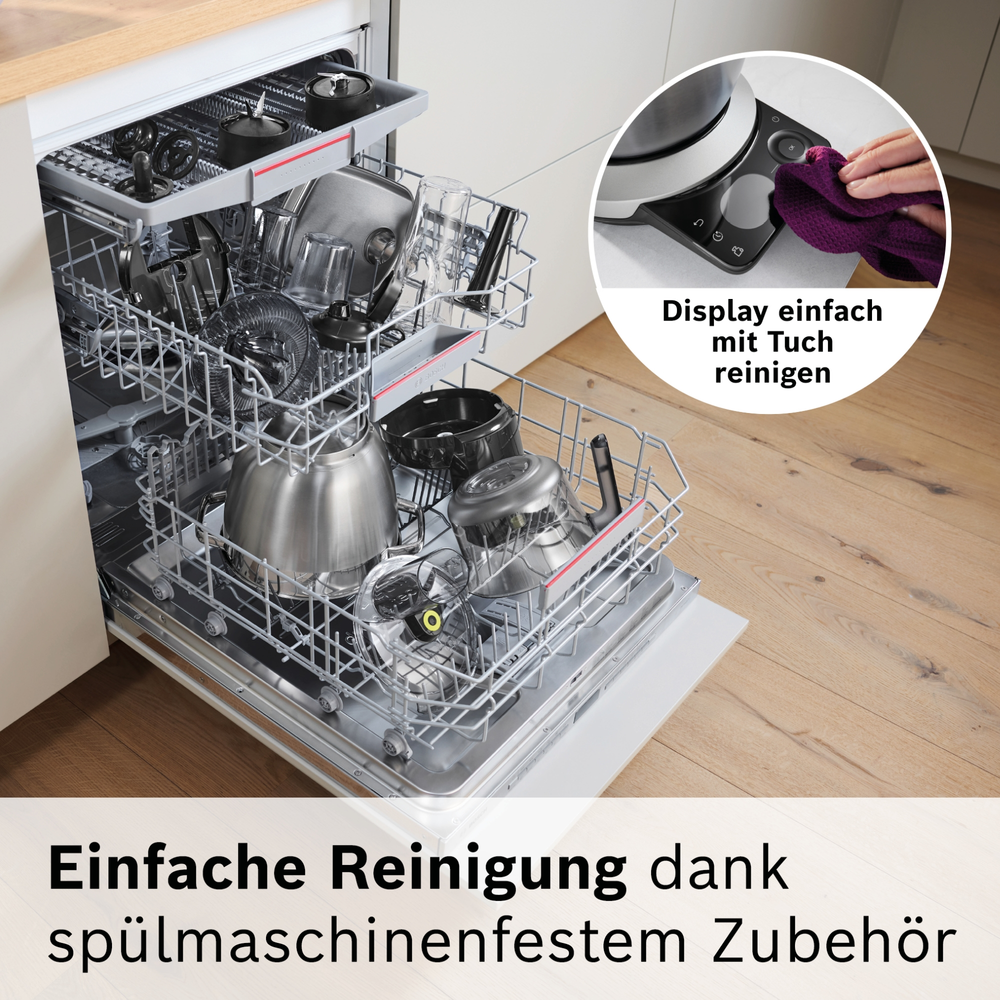 Geschirrspüler mit zwei Körben voller Küchenutensilien und einem Einsatz.