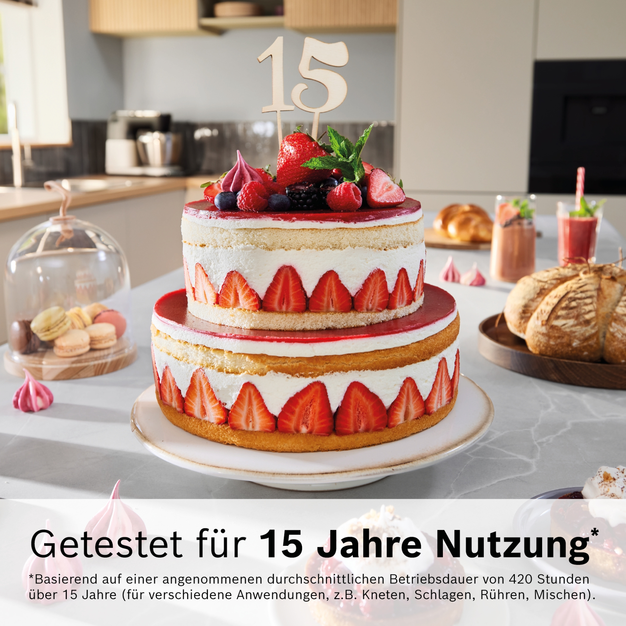 Zweistöckige Torte mit Erdbeeren und Sahne, dekoriert mit Beeren und einer 15.
