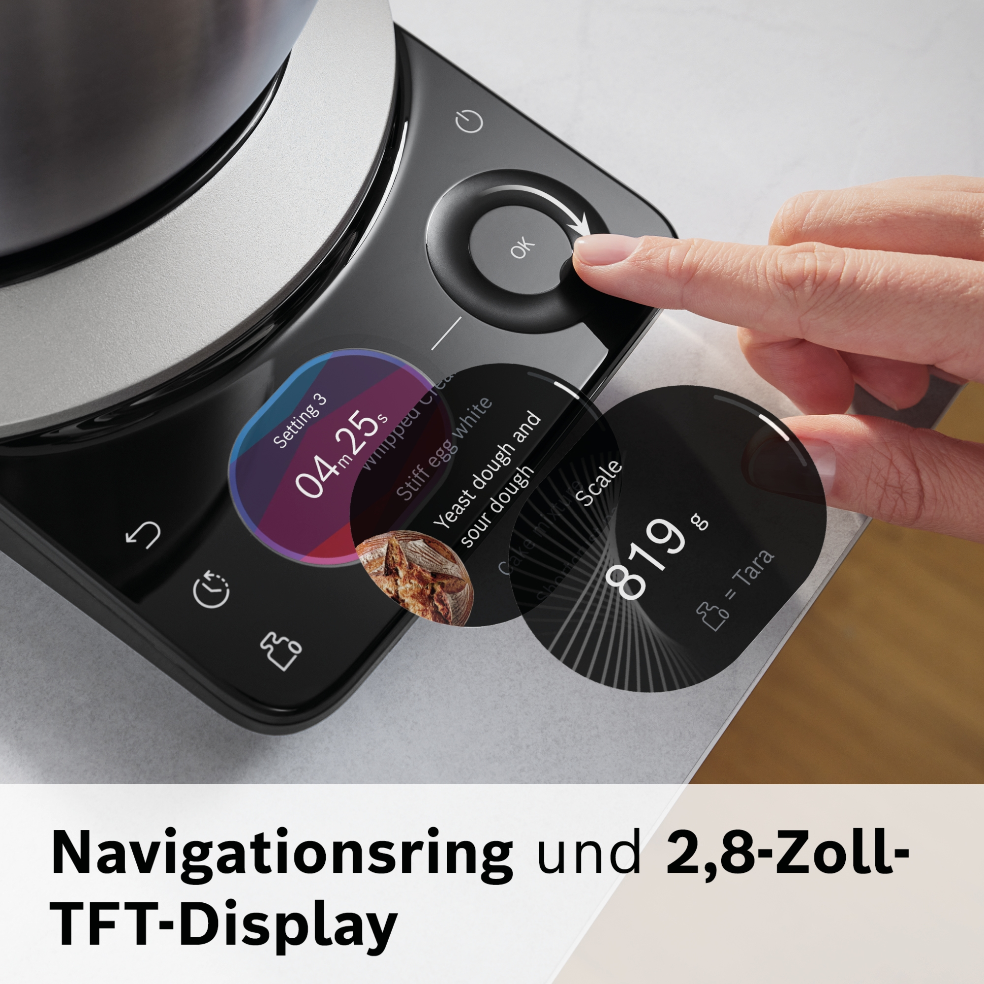 Eine Hand bedient ein Küchengerät mit Touchscreen-Anzeige. Waage zeigt 819g.