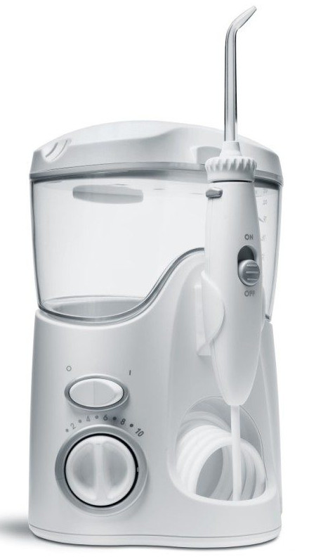 Biała elektryczna irygator do zębów z przezroczystym zbiornikiem na wodę i przyciskami.