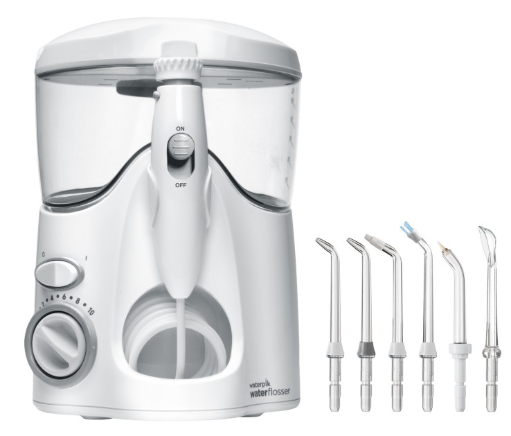 Biała irygator do zębów z kilkoma końcówkami, na białym tle.