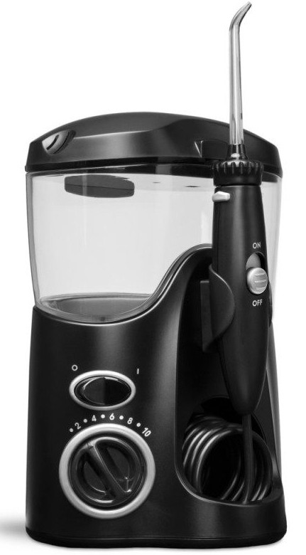 Czarna elektryczna irygator do ust z przezroczystym zbiornikiem na wodę.