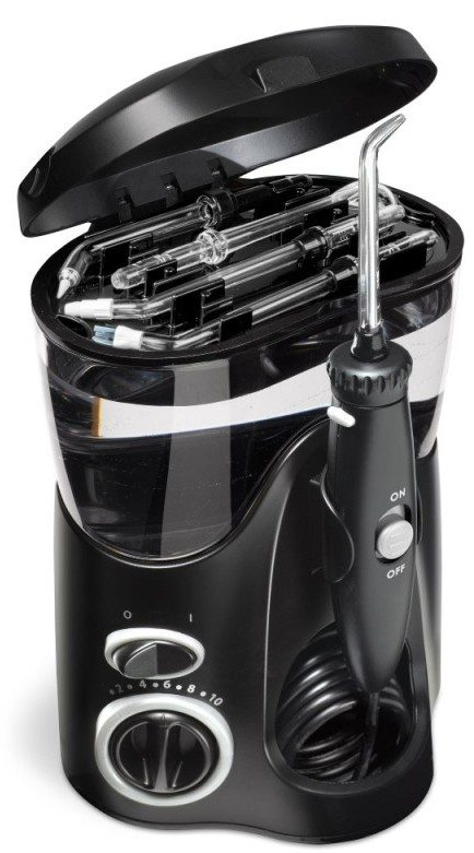 Czarna elektryczna irygator do dziąsełek, pojemnik z wieloma końcówkami w wieczku.