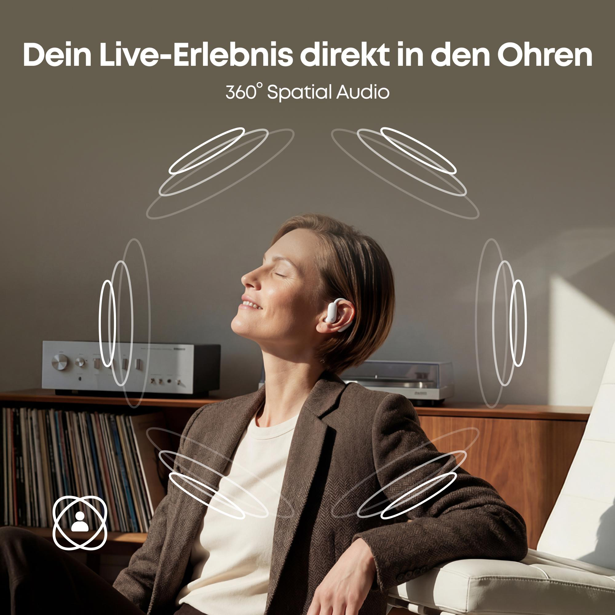 Frau genießt Musik mit Kopfhörern, 360 Spatial Audio. Vintage Anlage im Hintergrund.