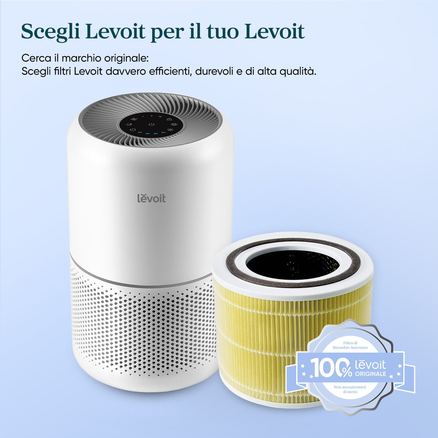 Un purificatore d'aria Levoit bianco e un filtro nuovo accanto. Sfondo blu.