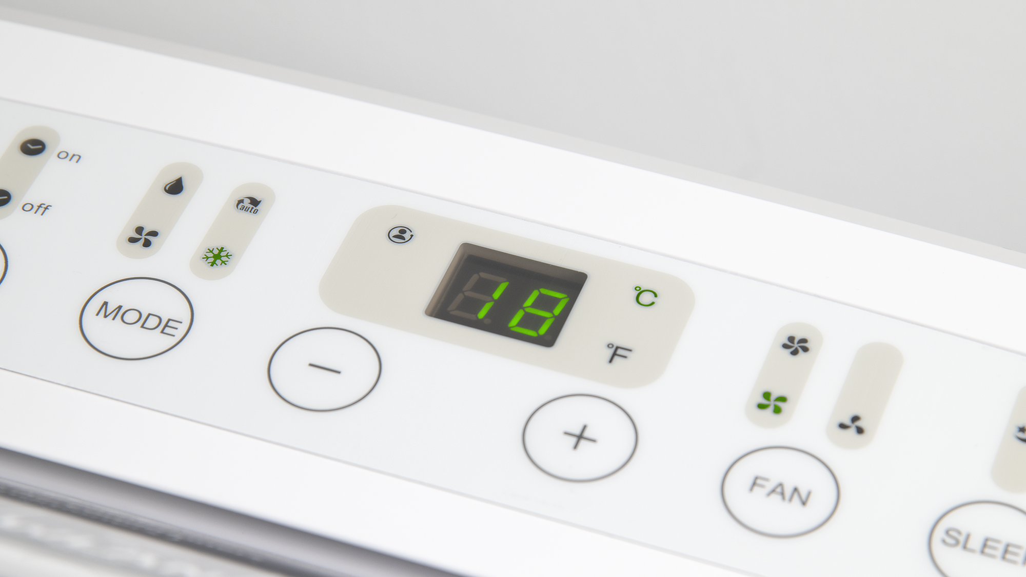 Panel sterowania urządzenia z cyfrowym wyświetlaczem 18°C, przyciskami i ikonami.