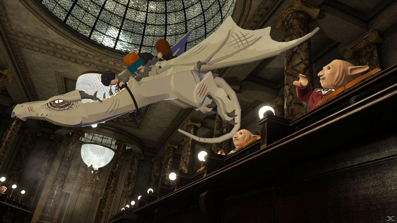 Dwie postacie jadą na białym smoku Lego w wspaniałej sali z goblinami.