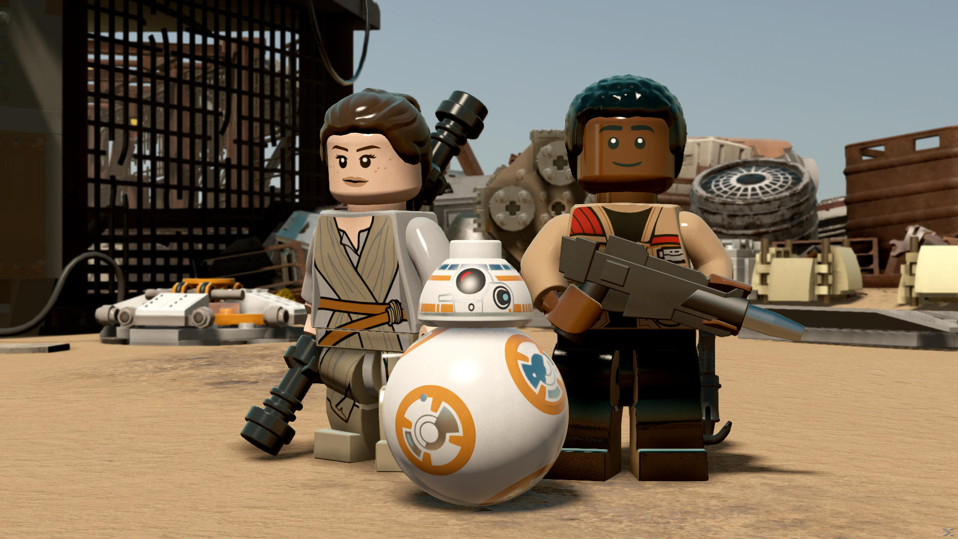 Trzy figurki Lego: Rey, Finn i BB-8 stoją na piaszczystej powierzchni.