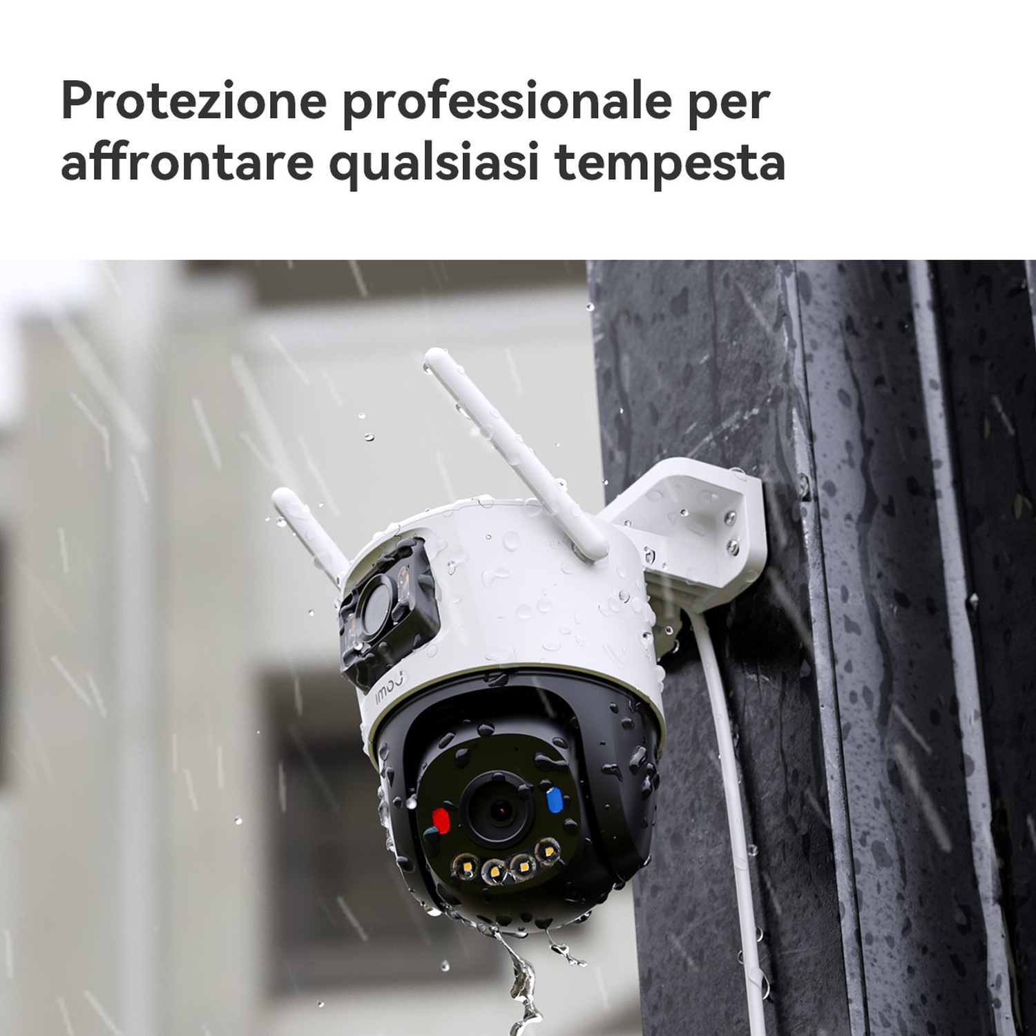 Una telecamera di sicurezza bianca con antenne è montata su un palo sotto la pioggia.