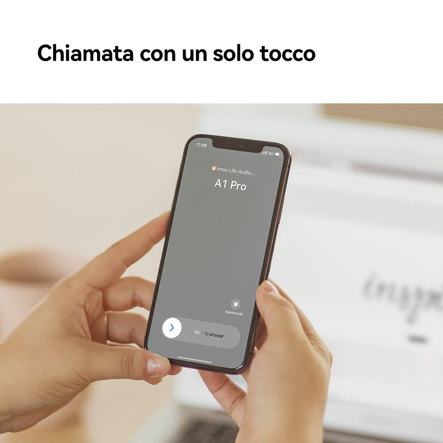Una persona tiene uno smartphone che mostra una chiamata in arrivo da A1 Pro.