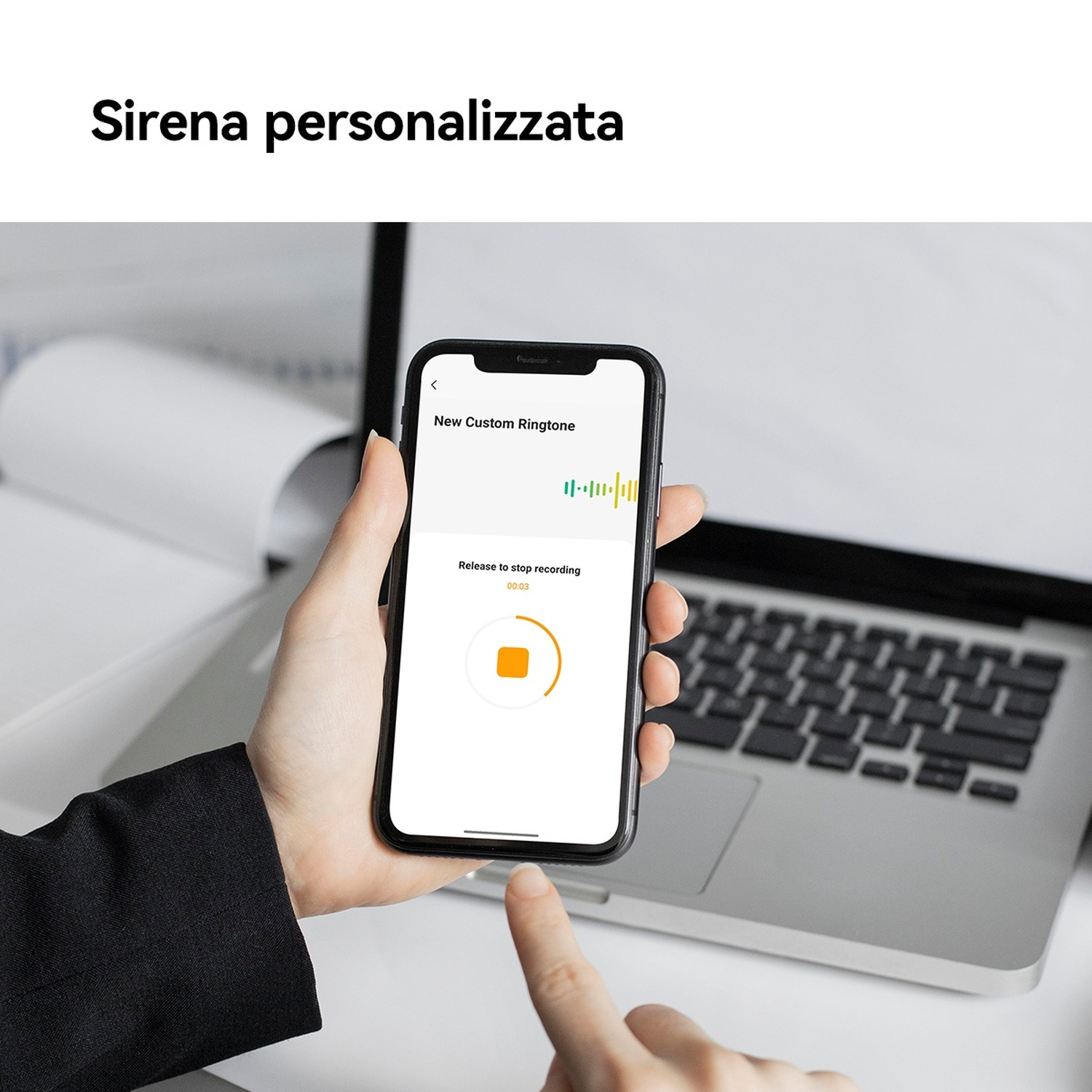 Una mano tiene uno smartphone che mostra un'app di registrazione con forma d'onda.