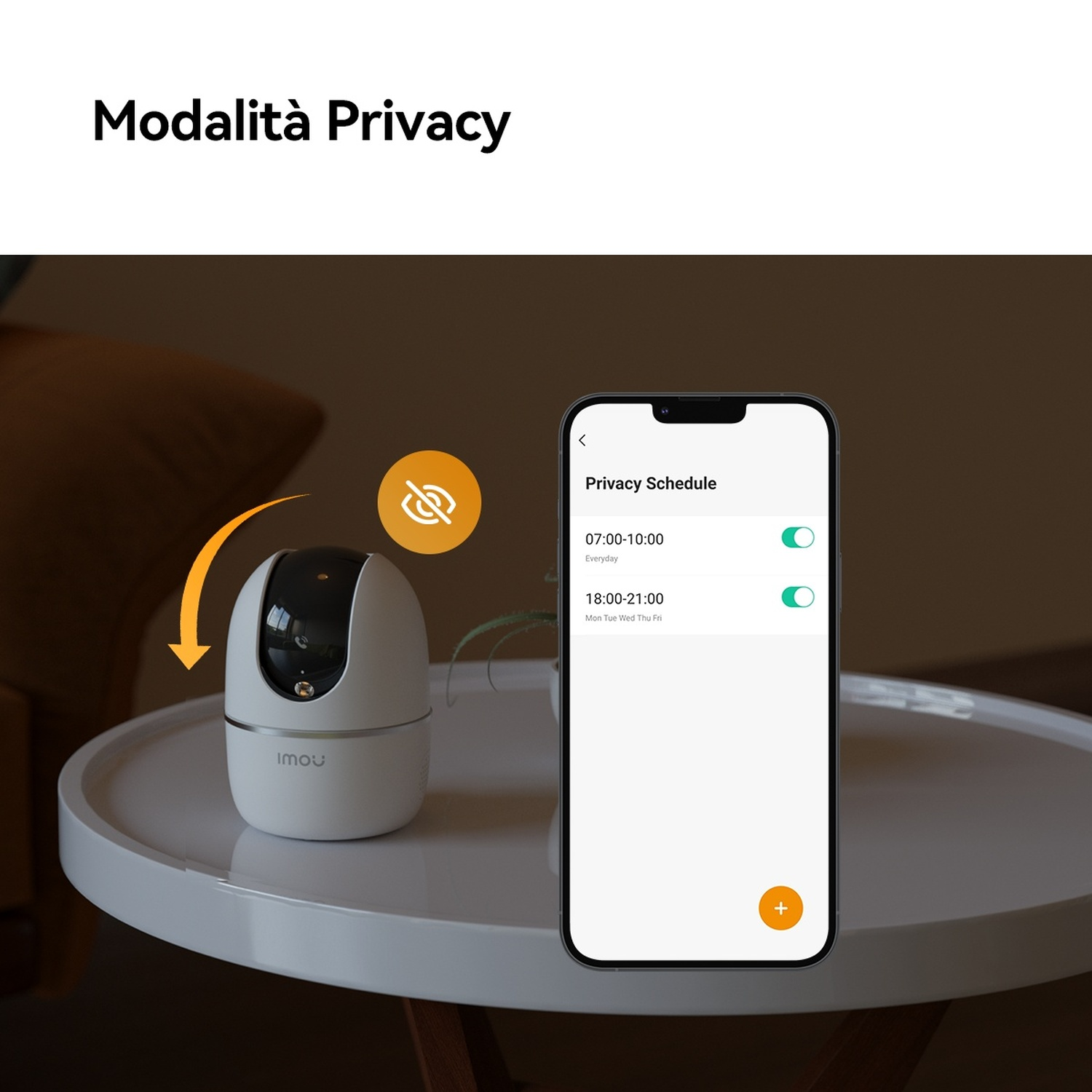 Una telecamera di sicurezza PTZ bianca su un tavolo accanto allo schermo di uno smartphone.