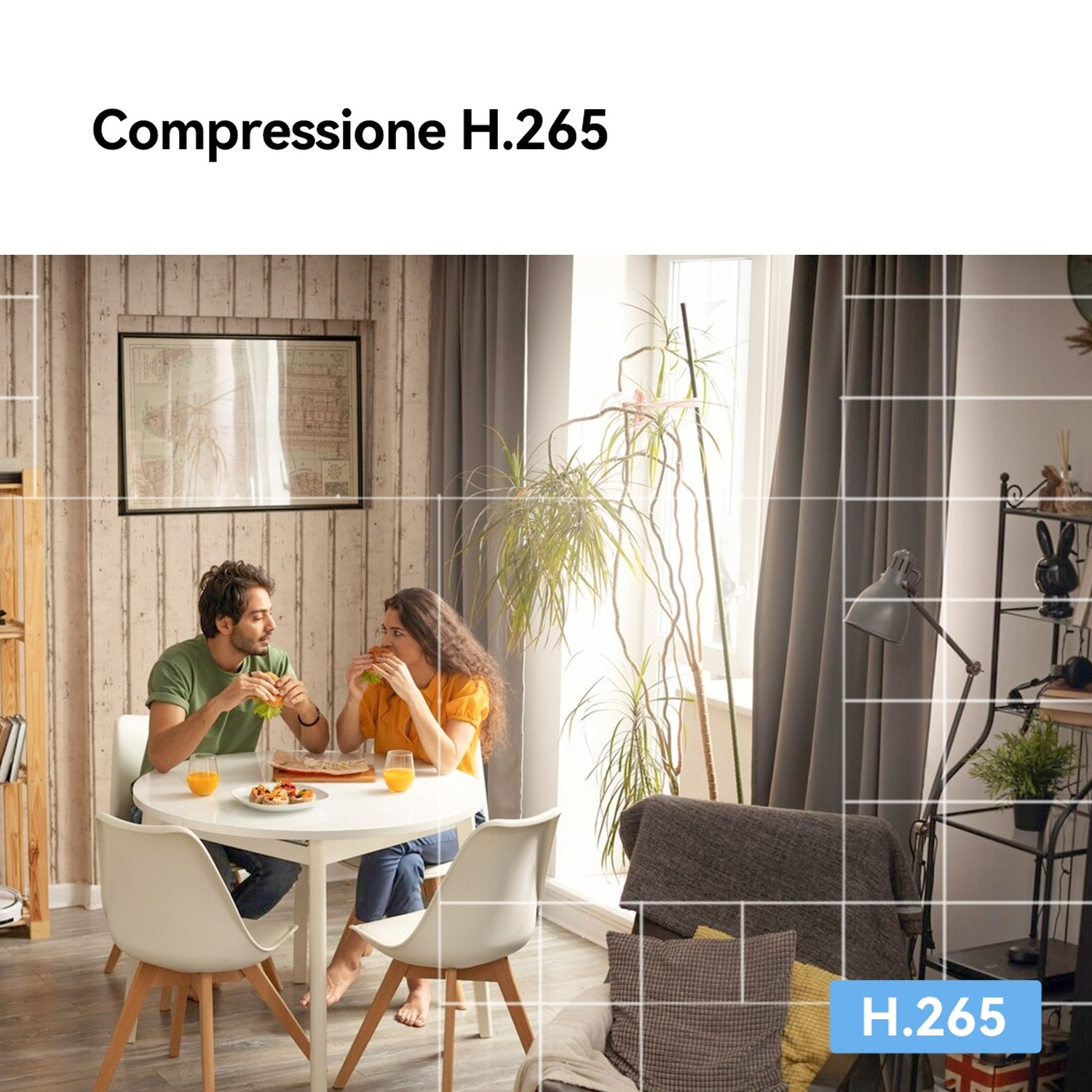 Coppia mangia hamburger e pizza a tavolo bianco con succo d'arancia. Interno.