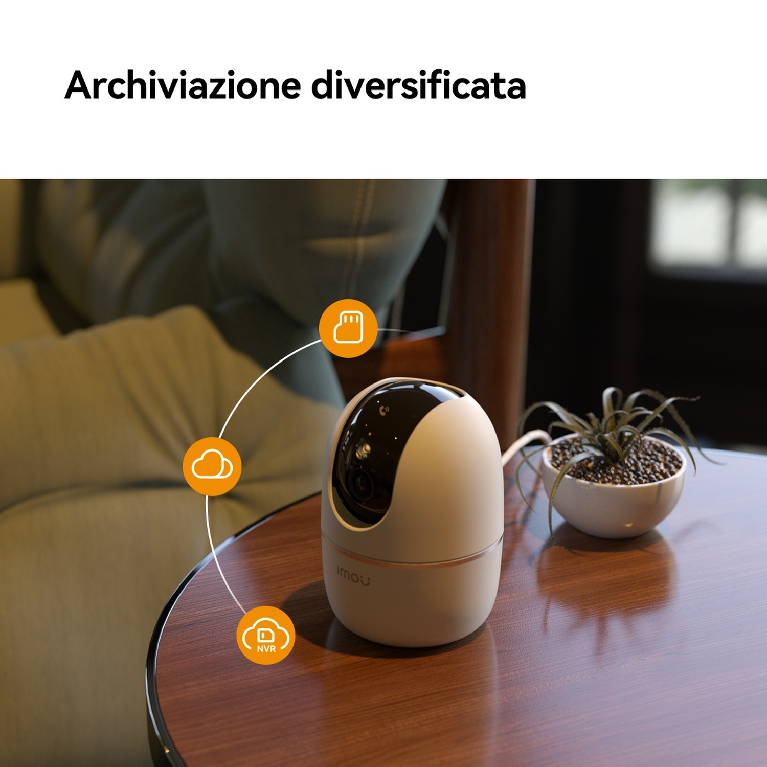 Una telecamera di sicurezza bianca è su un tavolo di legno accanto a una pianta in vaso.