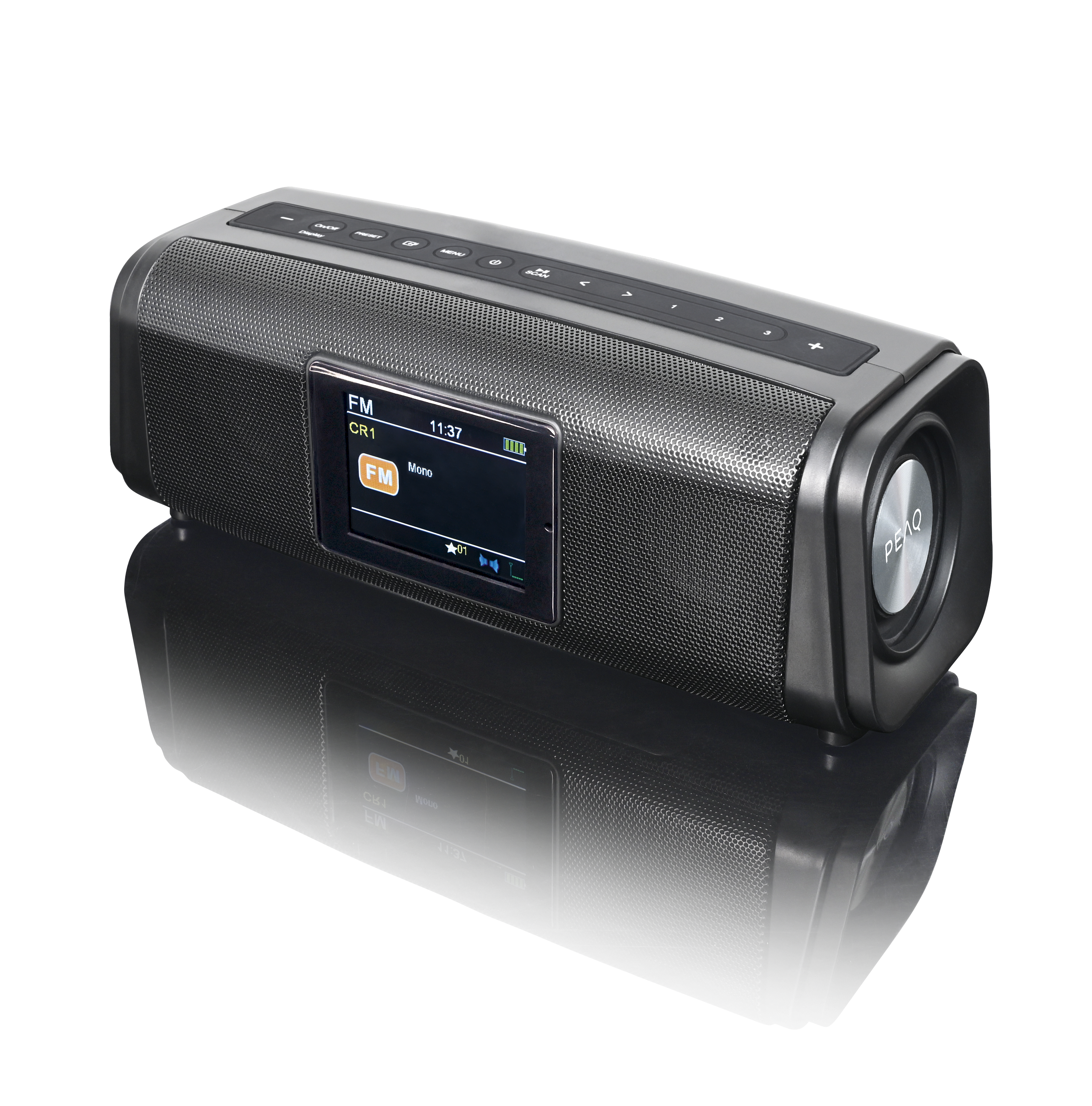 Ein schwarzer Bluetooth-Lautsprecher mit Display und Bedienelementen auf schwarzem Hintergrund.
