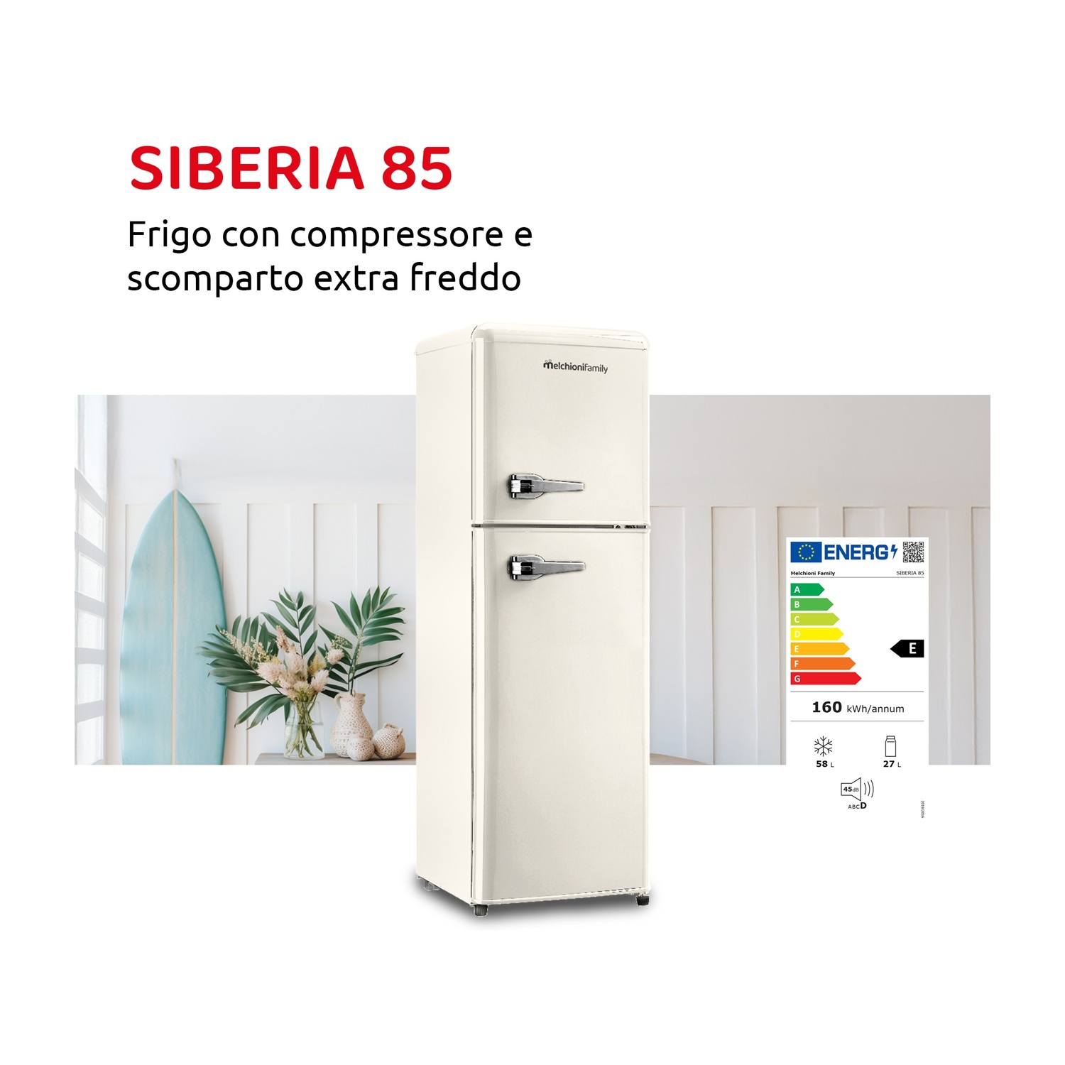 Un frigorifero color crema stile retrò a due porte con tavola da surf e fiori accanto.