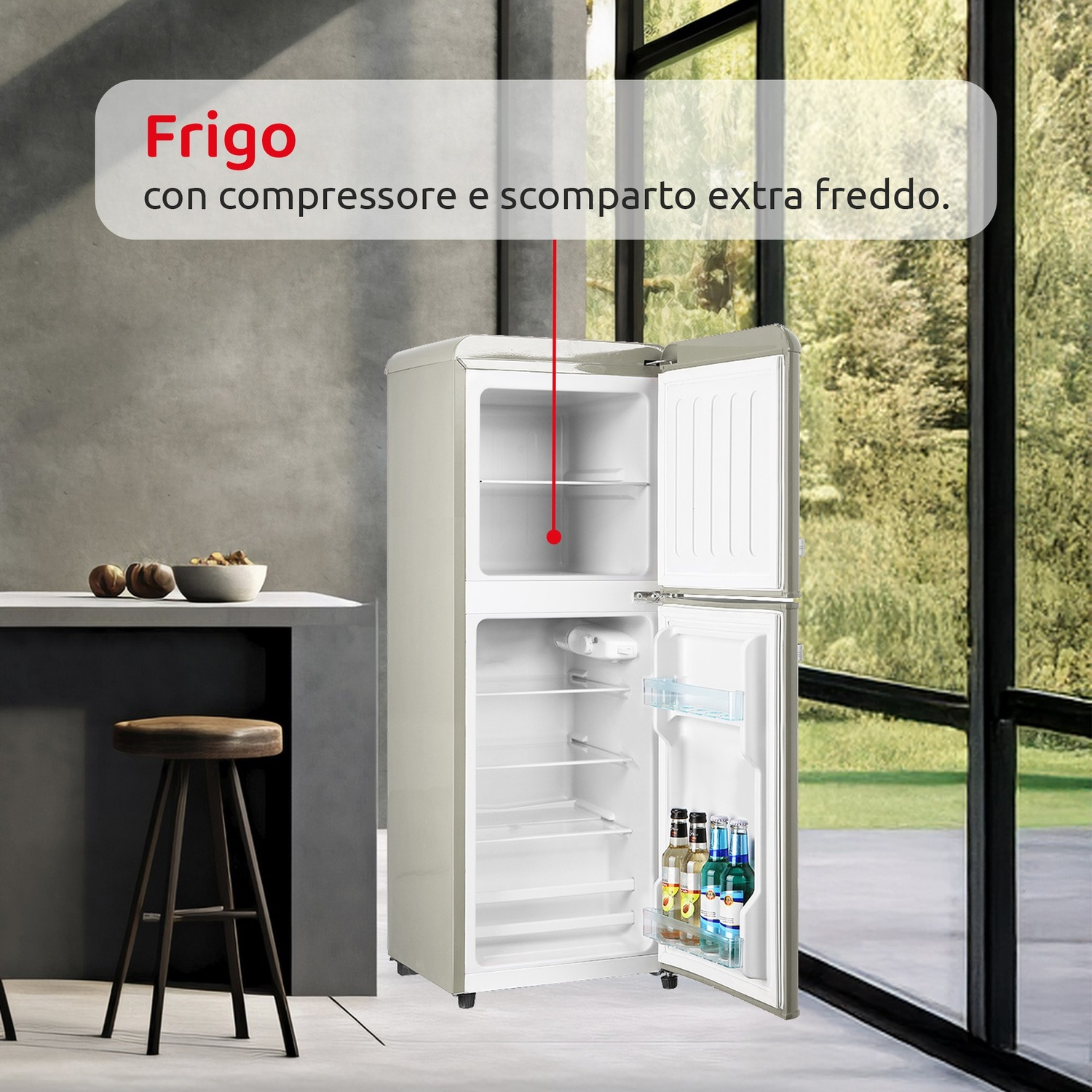 Un frigorifero verde chiaro è aperto. Bottiglie nello sportello. Uno sgabello è accanto.