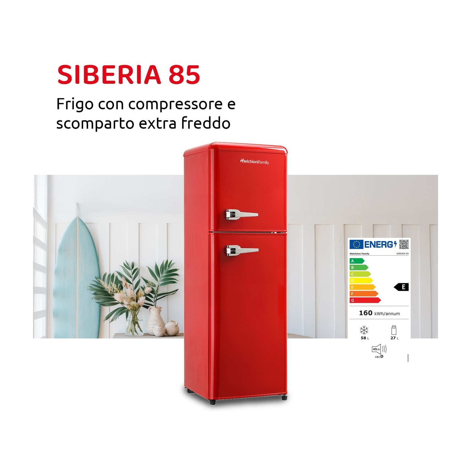 Un frigorifero rosso stile retrò con etichetta energetica e oggetti decorativi.