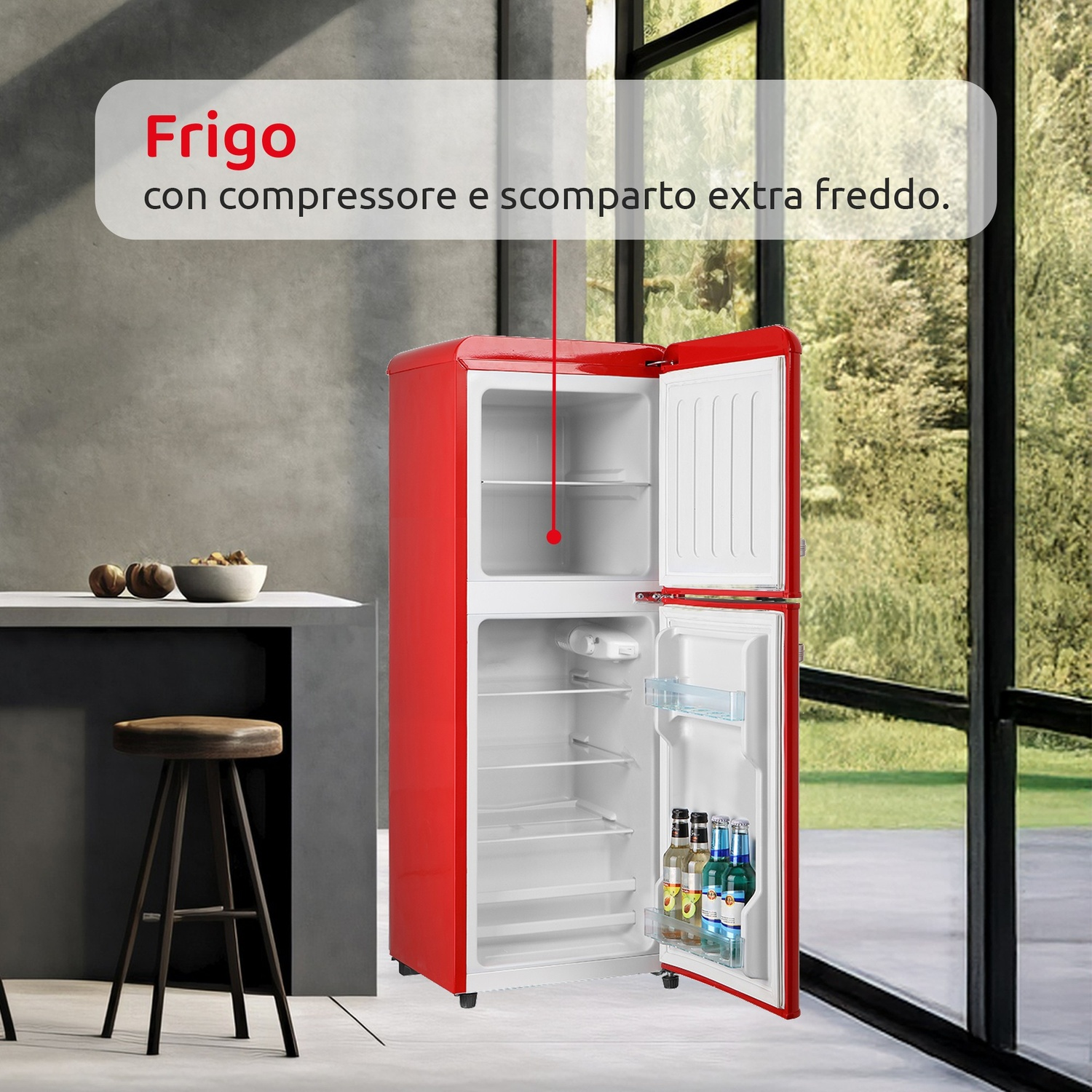 Un frigorifero rosso con porta aperta, pieno di bottiglie. Uno sgabello nelle vicinanze.