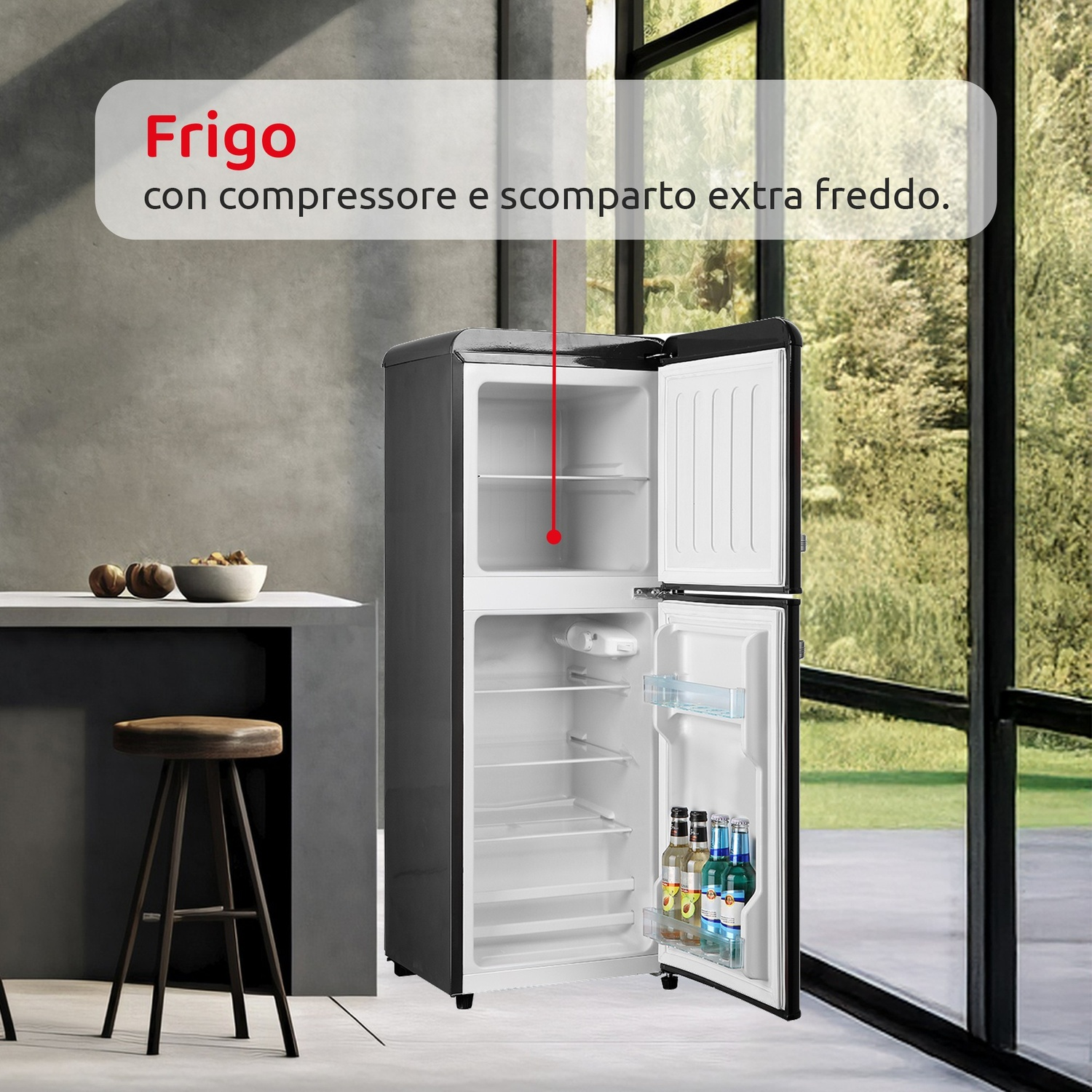 Un frigorifero nero con scomparto aperto e bottiglie all'interno, accanto a uno sgabello.