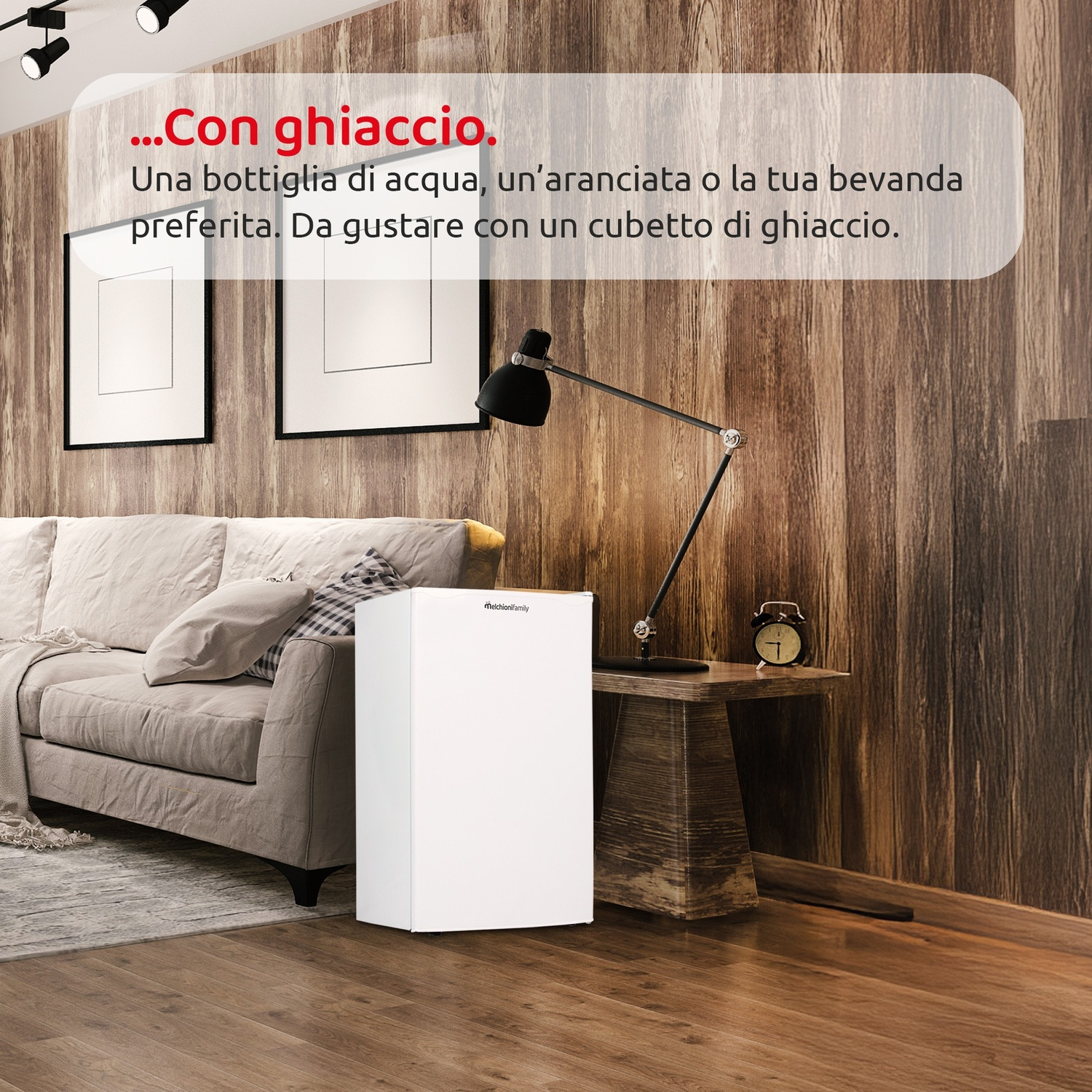 Un frigorifero bianco accanto a un divano su una parete di legno.