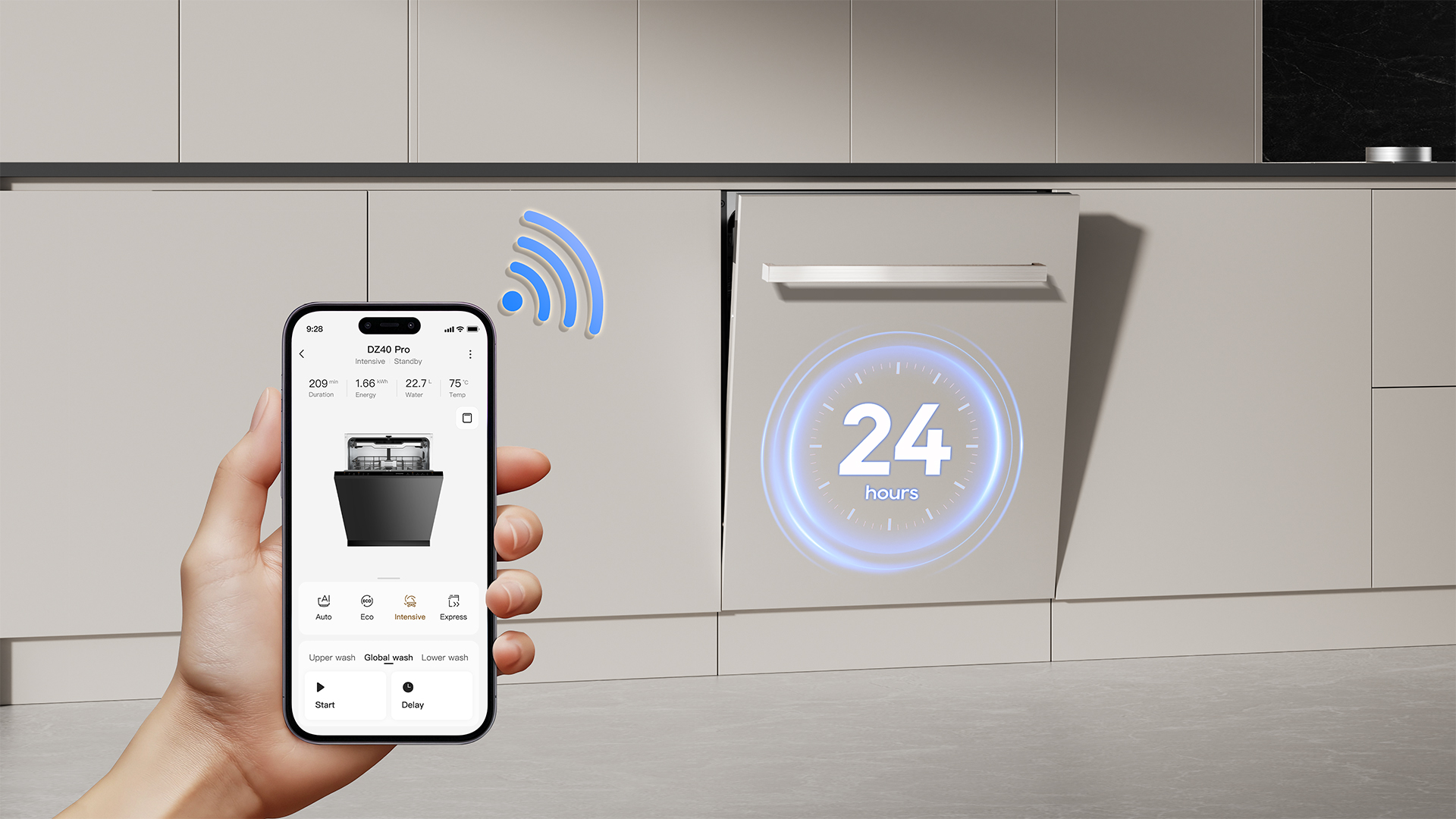 Dłoń trzyma smartfon z aplikacją zmywarki. Zmywarka z wyświetlaczem 24h.