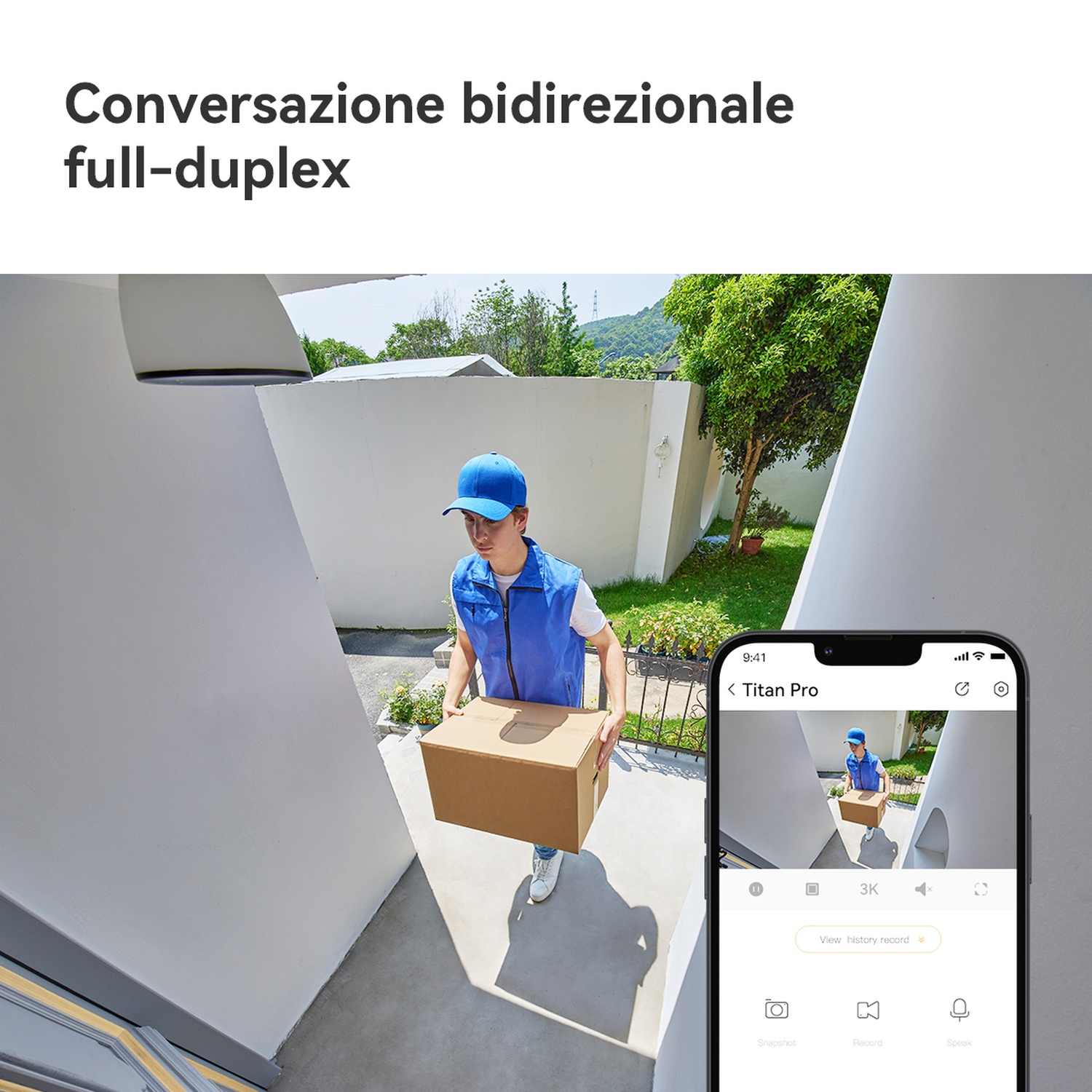 Corriere con pacco alla porta, mostra app smartphone con video in diretta.