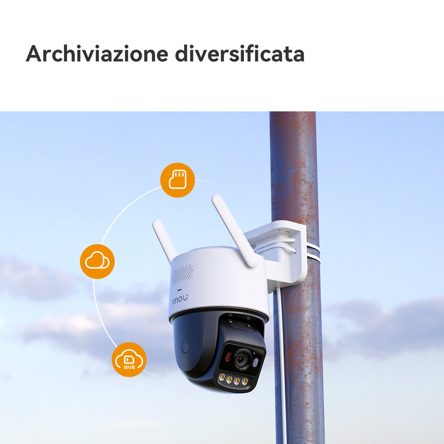 Una telecamera di sicurezza bianca con due antenne è montata su un palo arrugginito.