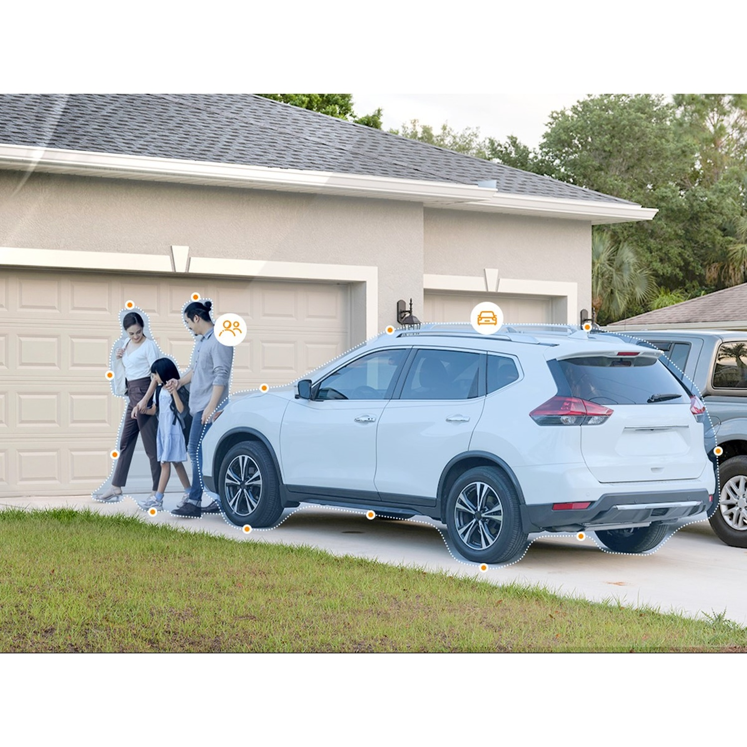 Famiglia davanti a un SUV bianco davanti a un garage. Una seconda auto è accanto.