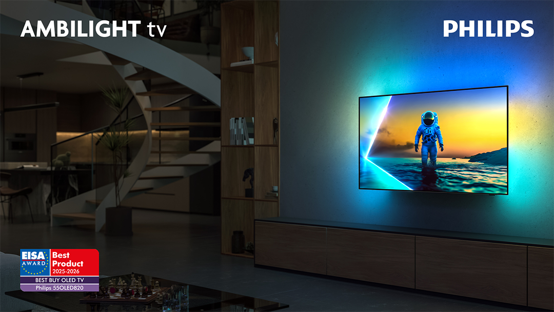 Egy űrhajós lépked a vízben egy világító égbolt előtt, Philips Ambilight TV.
