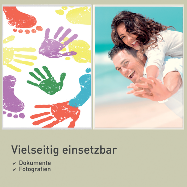 Bunte Hand- und Fußabdrücke, glückliches Paar am Strand.