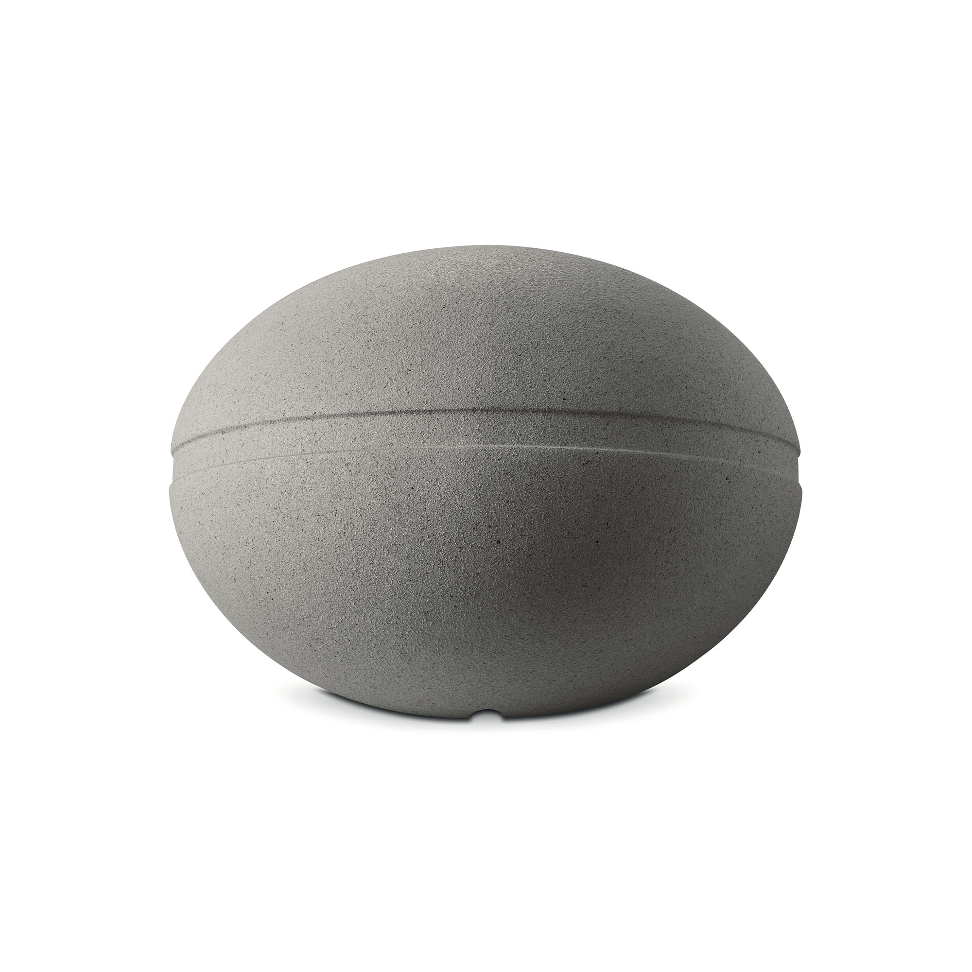 Grauer Betonball mit Rillen auf weißem Hintergrund.