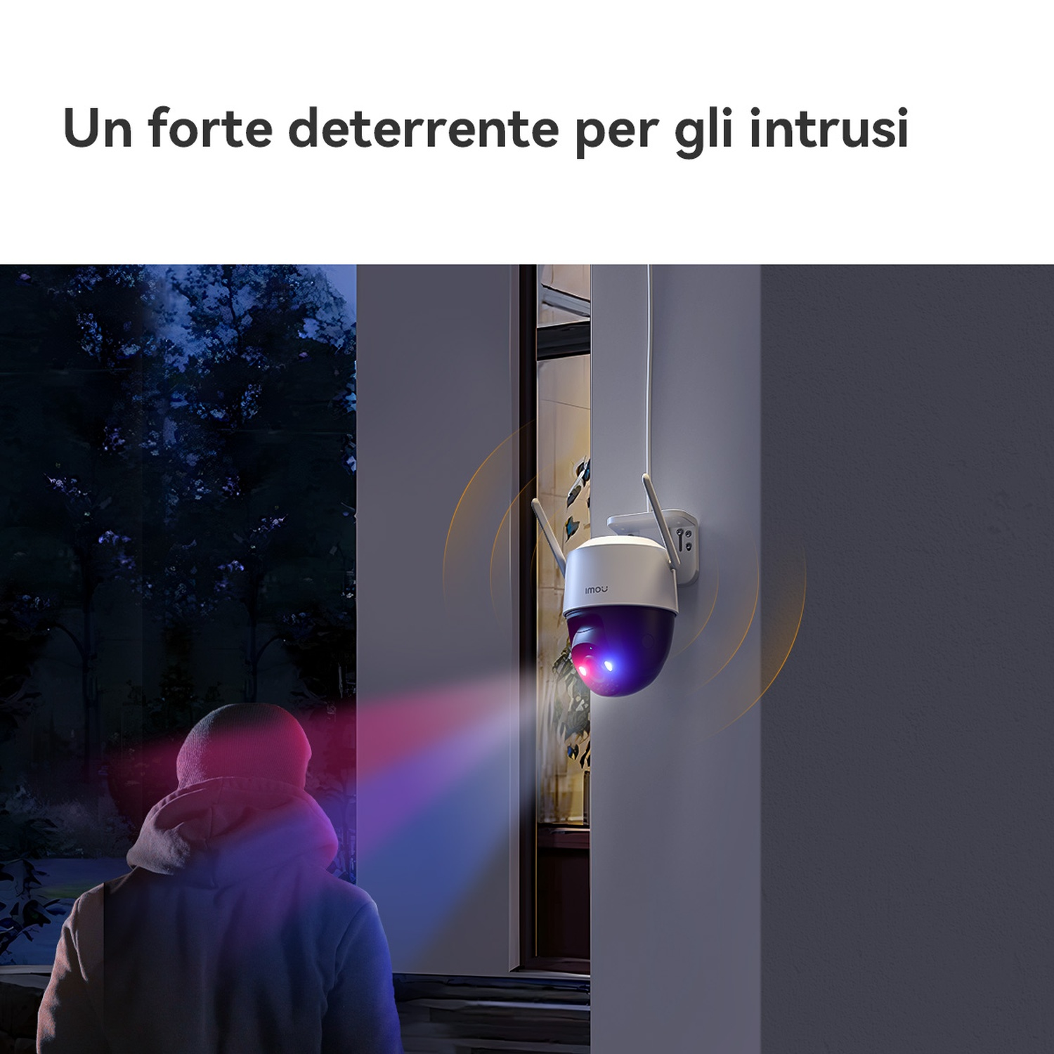 Una telecamera di sicurezza illumina un intruso con luce blu e rossa di notte.