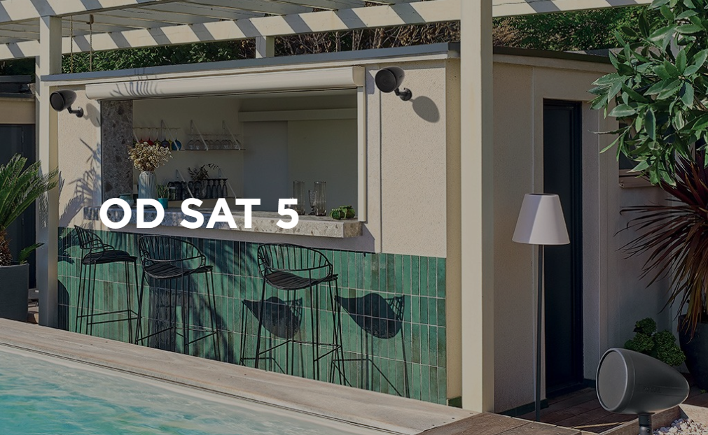 Außenbar mit Barhockern, Pool und Beschriftung „OD SAT 5“.