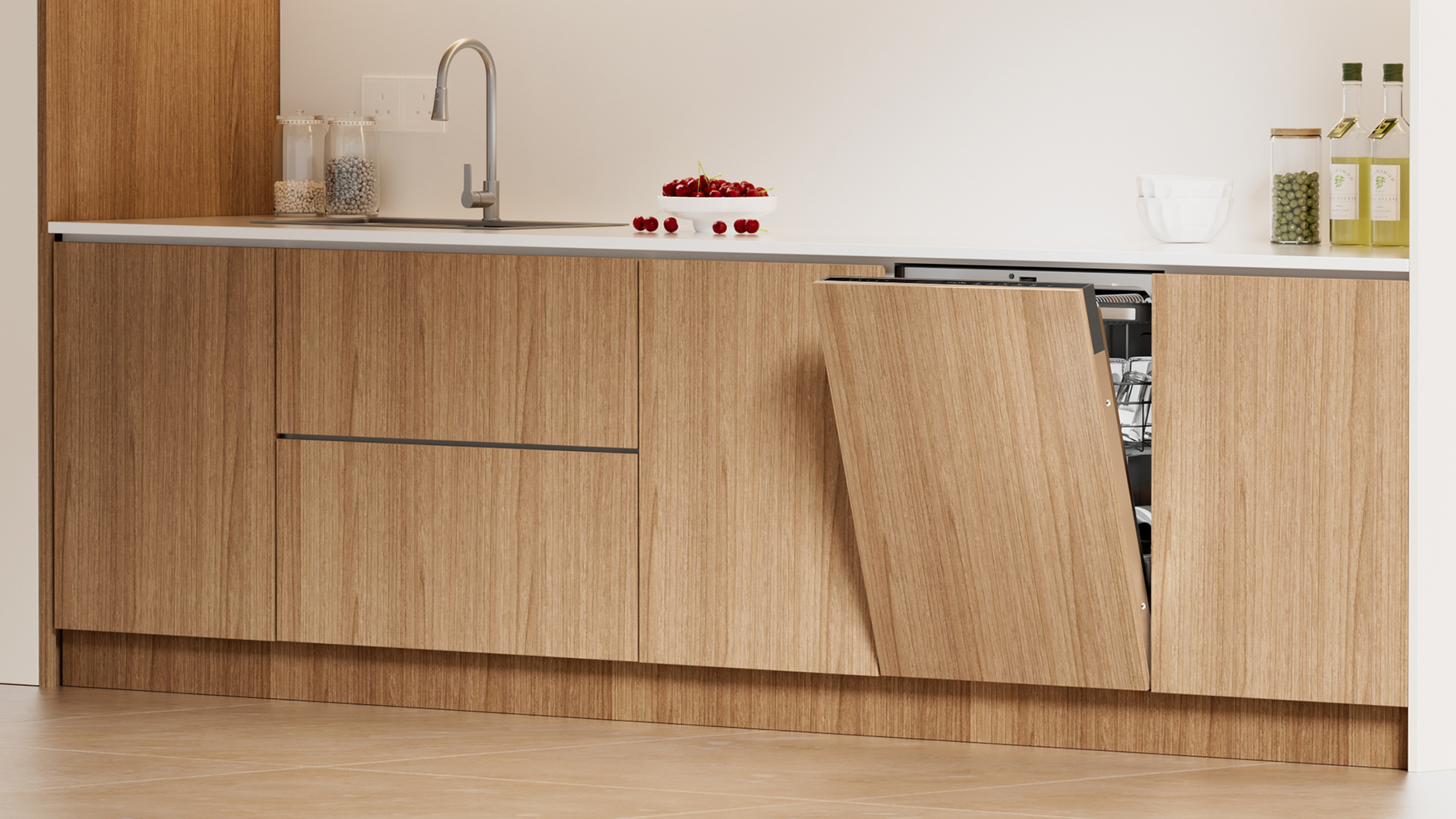 Otwarta zmywarka z drewnianymi drzwiczkami, obok miska z wiśniami.