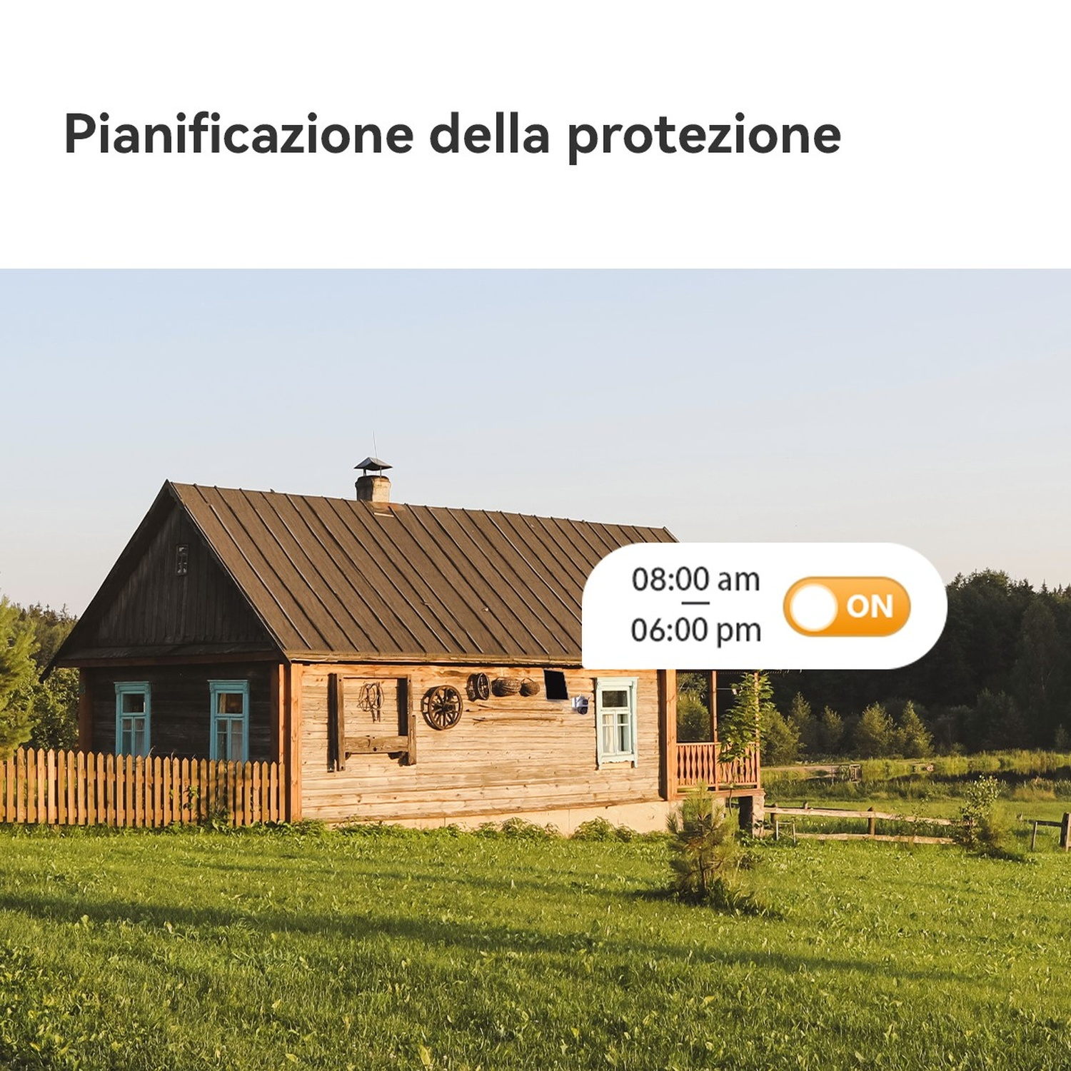Una casa rustica in legno con una recinzione in legno e erba verde.