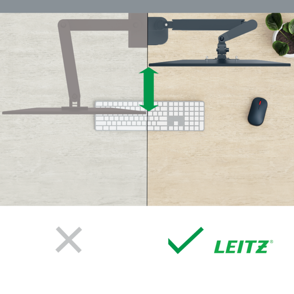 Monitorarm mit Tastatur und Maus auf Schreibtisch.