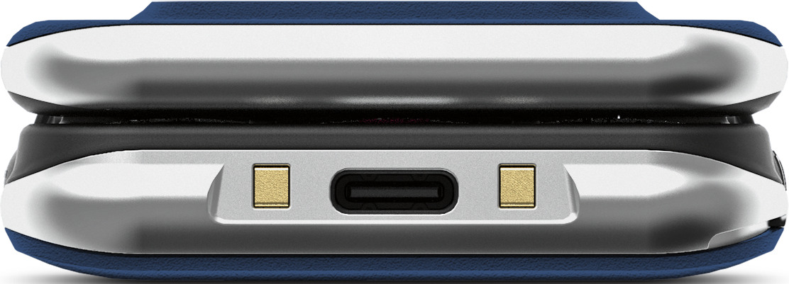 Primo piano di una porta USB-C con pin dorati e custodia argentata.
