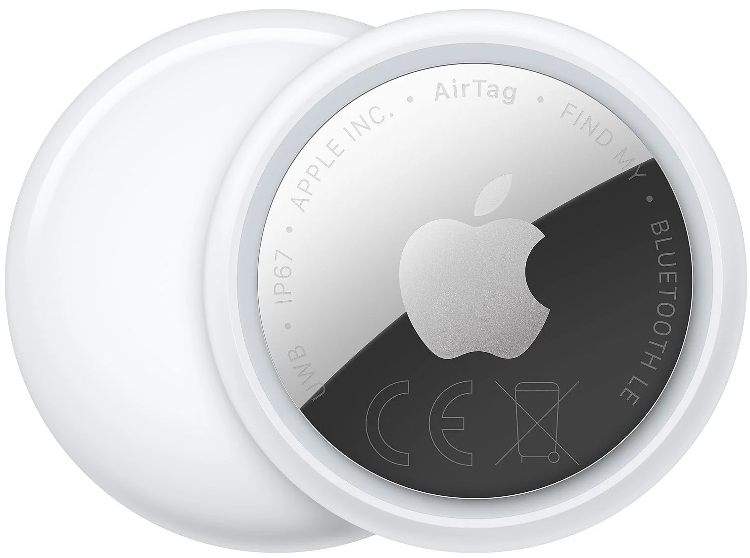 Egy fehér Apple AirTag ezüst hátlappal és Apple logóval.
