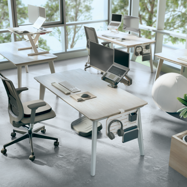Modernes Büro mit Stehschreibtischen, Laptops und Stühlen nahe großer Fenster.